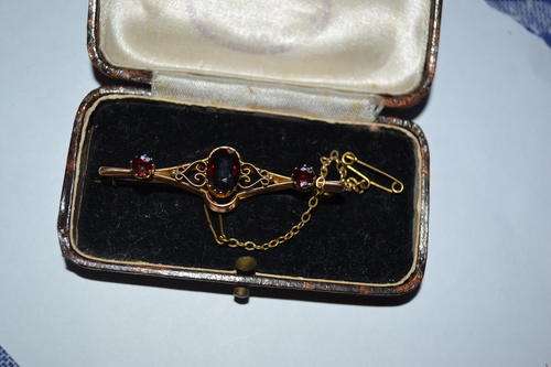 GORGEOUS VICTORIAN GARNET BROOCH SET IN GOLD