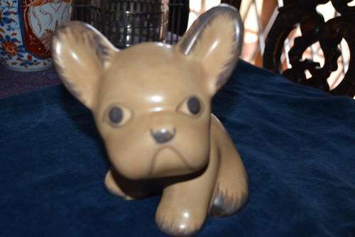 ? LANGLEY LIKE SYLVAC SEATED POTTERY COMICAL DOG