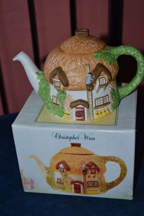 CHRISTOPHER WREN BOXED COTTAGE TEAPOT