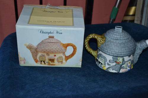 CHRISTOPHER WREN BOXED COTTAGE TEAPOT