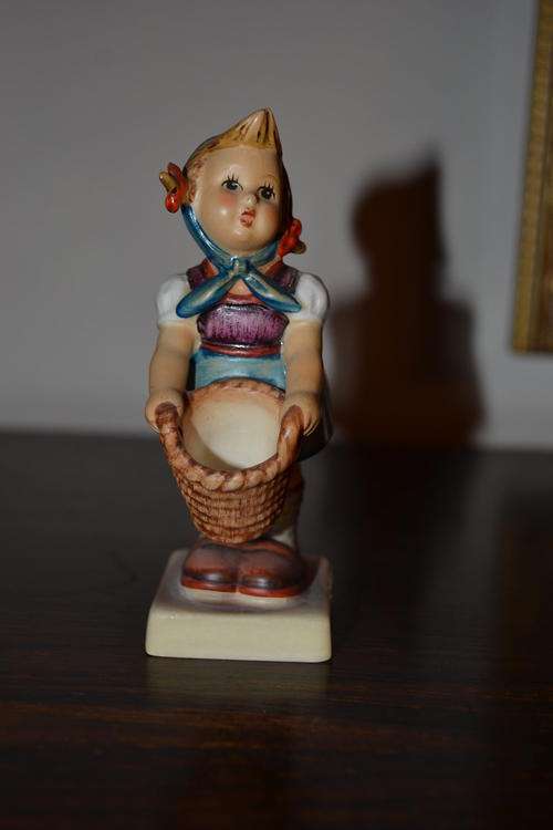 HUMMEL 73 LITTLE HELPER  VERY CUTE