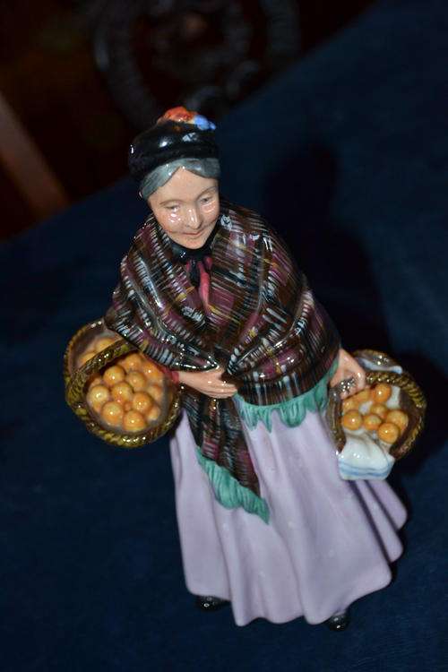 PRETTY ROYAL DOULTON FIGURINE THE ORANGE LADY HN1759