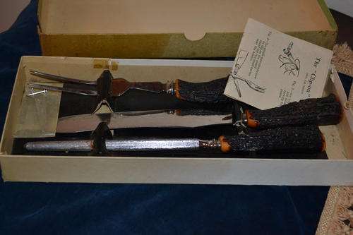 VINTAGE BOXED UNUSED HORN HANDLE CARVING SET