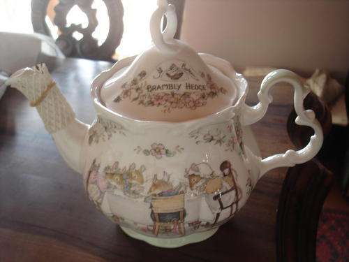 ROYAL DOULTON BRAMBLY HEDGE TEAPOT BOXED