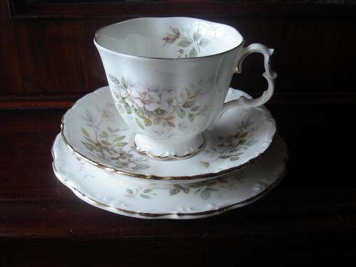 VER PRETTY ROYAL ALBERT TRIO ;HAWORTH'