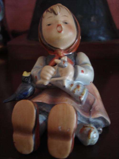 CUTE HUMMEL FIGURINE HAPPY PASTIMES