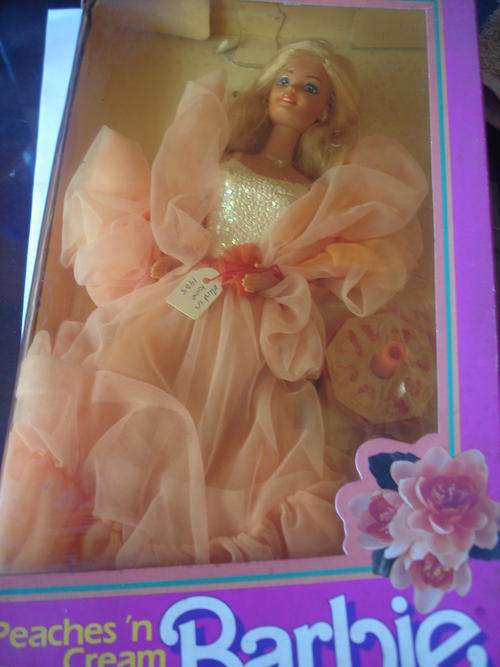 VINTAGE BARBIE DOLL PEACHES N CREAM IN BOX 1985