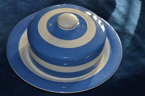 VINTAGE CORNISH WARE ROUND BUTTER DISH AND COVER