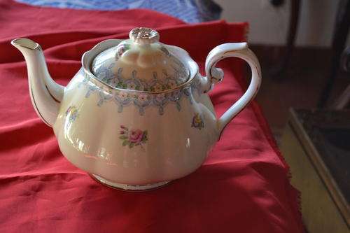 ROYAL ALBERT TOURQUAY 6 CUP TEAPOT PLEASE NOTE