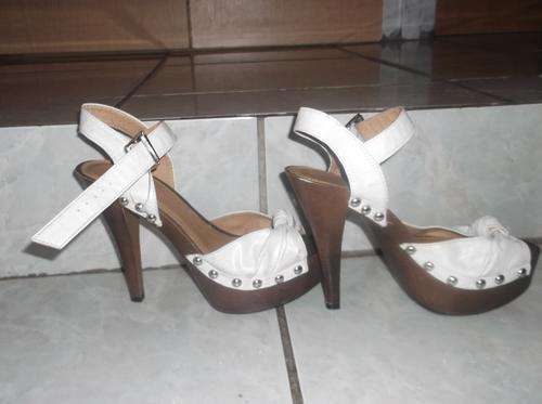 Ladies white Free 2BU white sndals/ shoes-- size 5