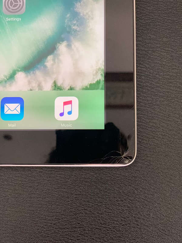 ipad 4 128GB Cell + WIFI (Touch Cracked) ( Pre owned)