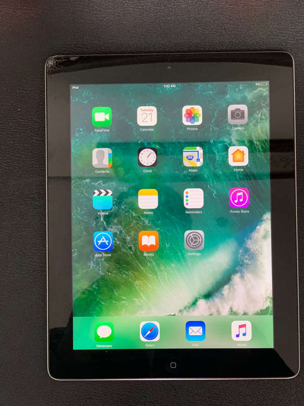 ipad 4 32GB WIFI Only  Touch Cracked) ( Pre owned)
