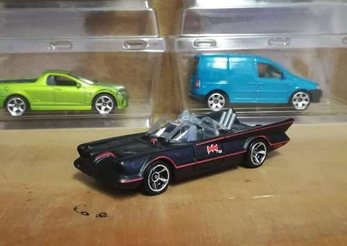 Hot wheels hotwheels Batmobile mint