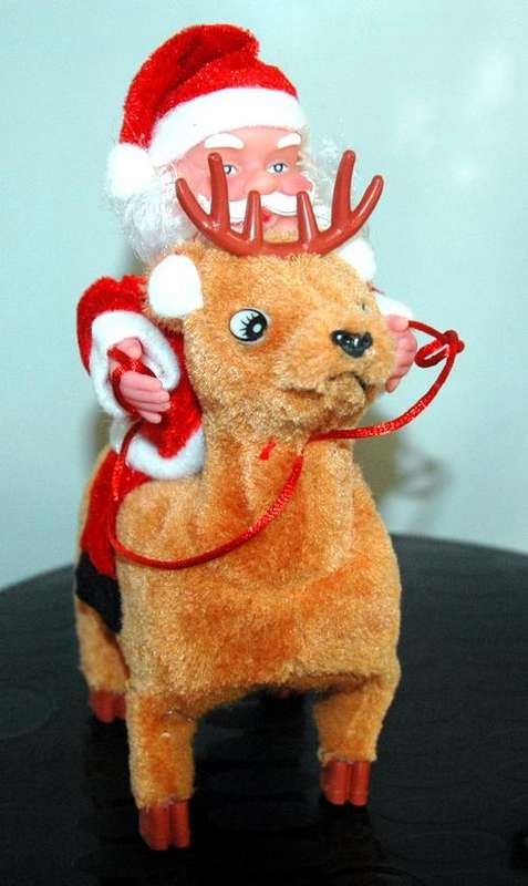 SANTA RIDING ON A MOVING DEER - PLAYING XMAS CAROLS