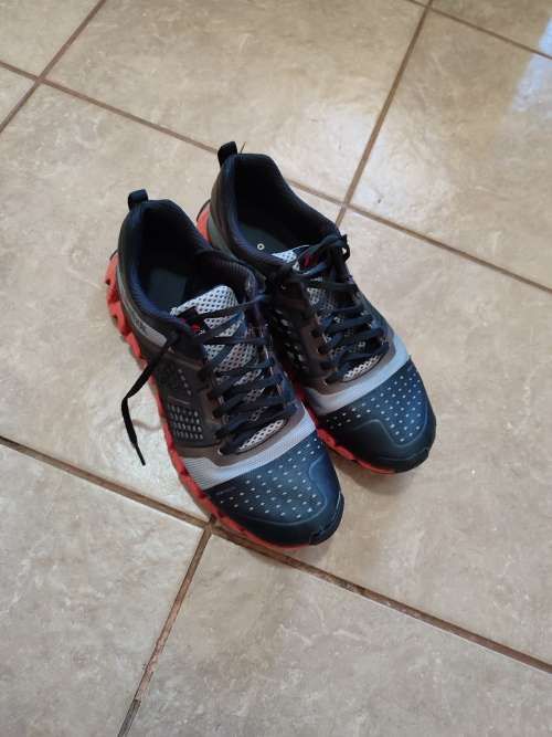 Men's second hand Reebok Zig tech, size 9.