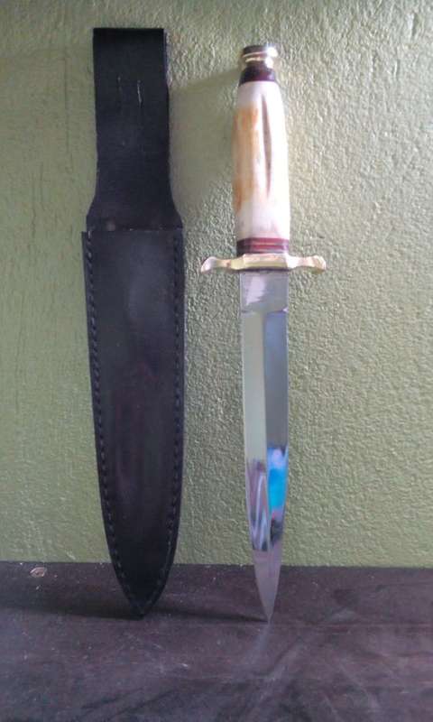 STUNNING VINTAGE PAKISTANI DAGGER KNIVE 30CM LENGTH, BLADE LENGHT 17CM CAMEL BONE HANDLE