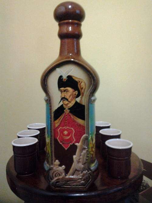 Stunning Vinatge Hand Made Decanter with six cups never been used, Artist markings
