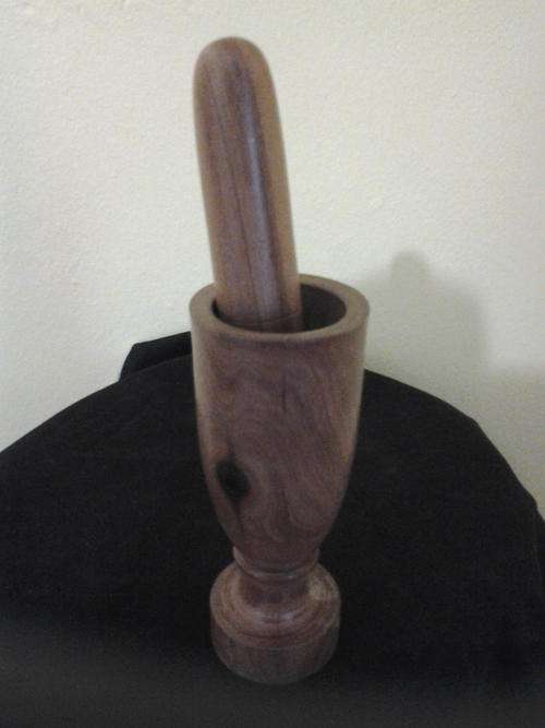 STUNNING COLLECTABLE WOODEN MORTAL AND PESTEL