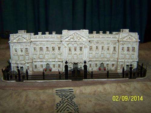 STUNNING ORNAMENT HANDAME BUCKINGHAM PALACE