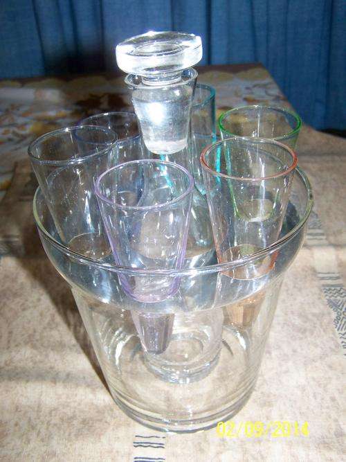 STUNNING GLASS VODKA ICE BUCKET WITH DECANTER AND SIX SHOOTER GLASSES