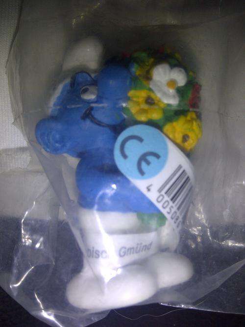 Bouquet Smurf #20469. MINT brand new still sealed in plastic. Schleich Peyo