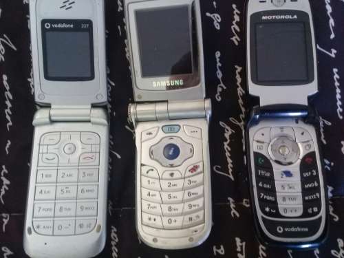 COLLECTION OF OLD CELLPHONES
