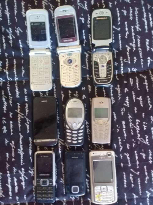 COLLECTION OF OLD CELLPHONES