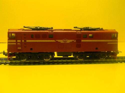 LIMA SAR E919 LOCOMOTIVE WITH SOLID YELLOW LINE