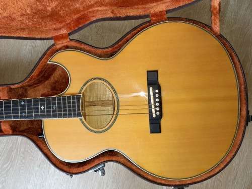 Beautiful Washburn Monterey Accoustic/electric Guitar (Including original hard case worth R2000)