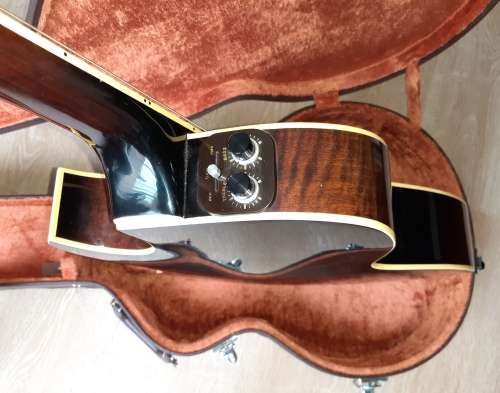 Beautiful Washburn Monterey Accoustic/electric Guitar (Including original hard case worth R2000)