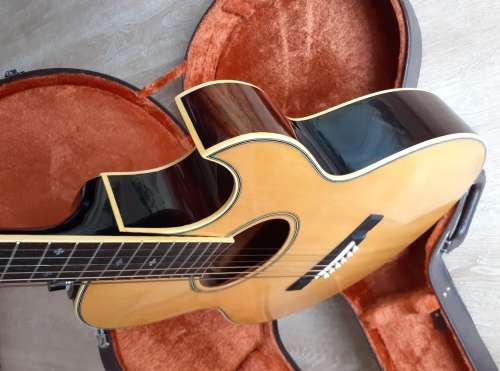 Beautiful Washburn Monterey Accoustic/electric Guitar (Including original hard case worth R2000)