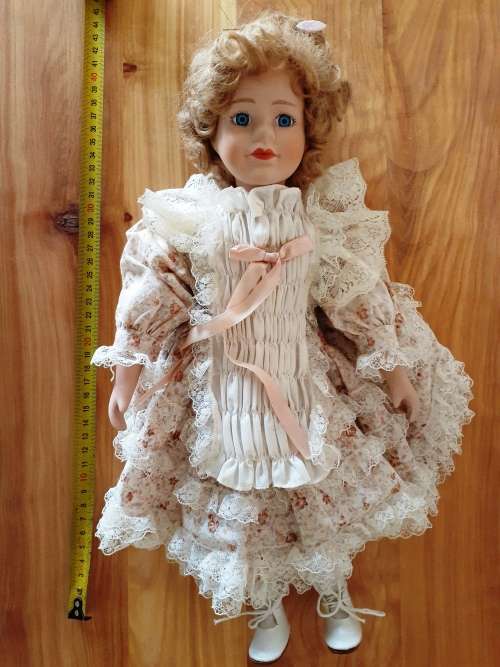 Doll Collectors! Lovely Antique/Vintage Ceramic Doll from Deceased Estate.