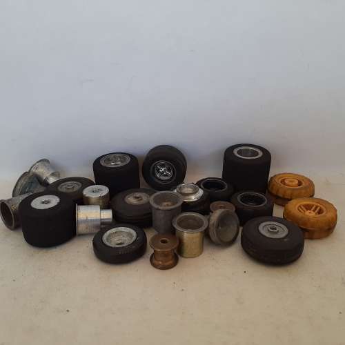 1 x Lot Slot Car Wheels, Tyres and Rims.