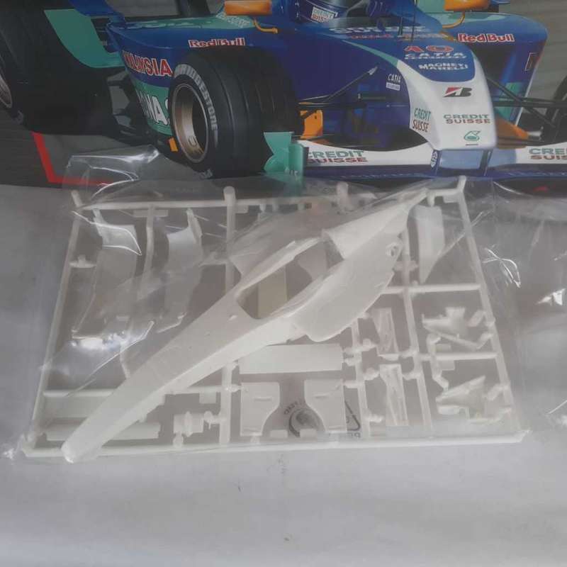 Revell Sauber Petronas C22 1/24th Scale Static Kit Mint Boxed