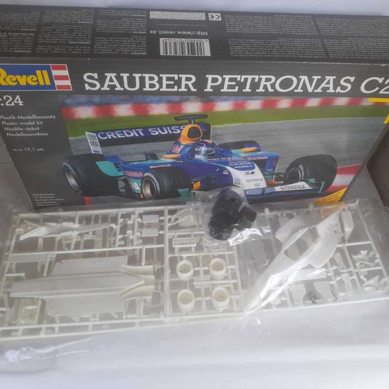 Revell Sauber Petronas C22 1/24th Scale Static Kit Mint Boxed