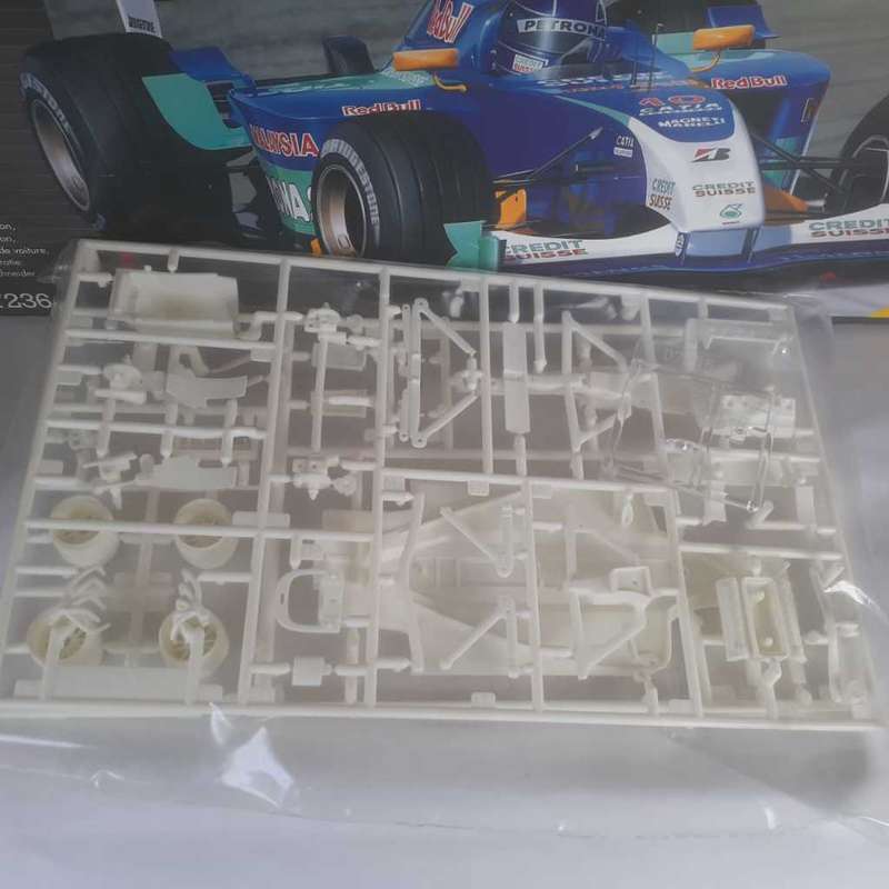 Revell Sauber Petronas C22 1/24th Scale Static Kit Mint Boxed