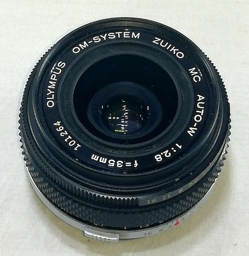 OLYMPUS ZUIKO 35MM F28 OM MOUNT MANUAL FOCUS LENS with Caps