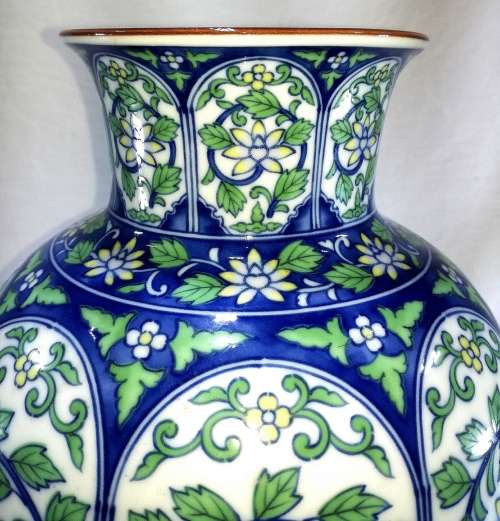 Stunningly Beautiful Vintage Oriental Porcelain Vase. 25cm Tall. No damage