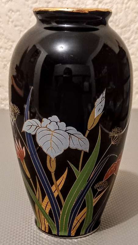 Vintage BIJUTSU TOKI Japan Vase 16cm Tall x 5cm Top Diameter.