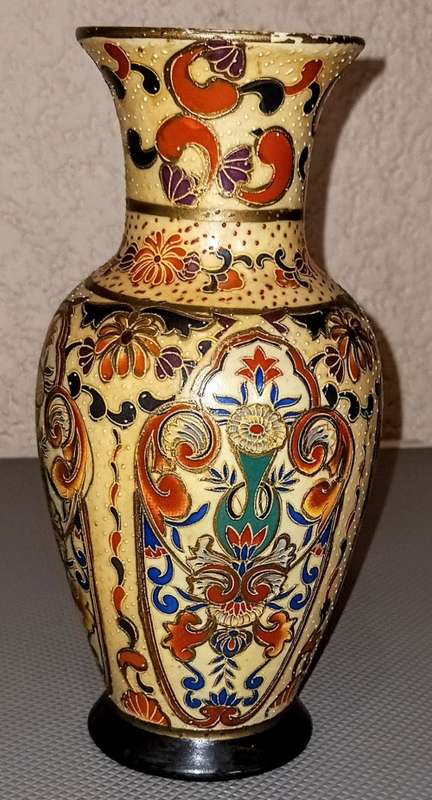 Vintage Satsuma Style Vase. 20cm Tall. No damage