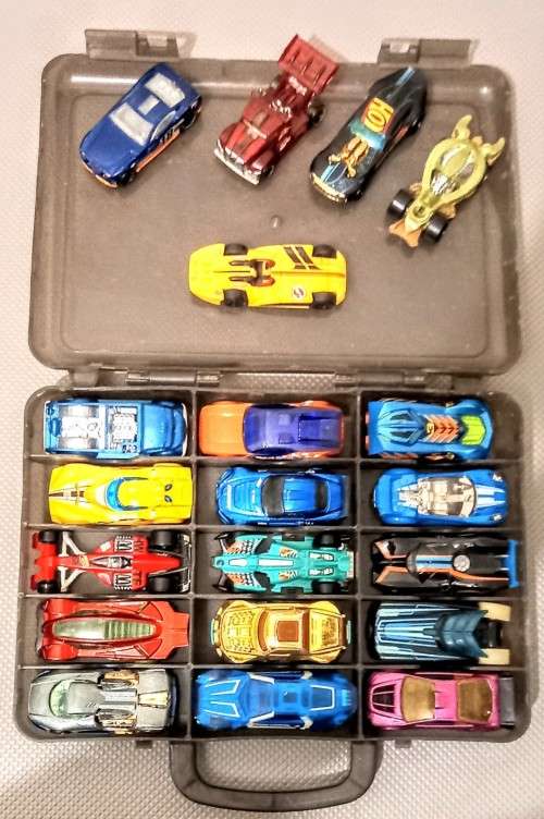 20 x Hot Wheels in case