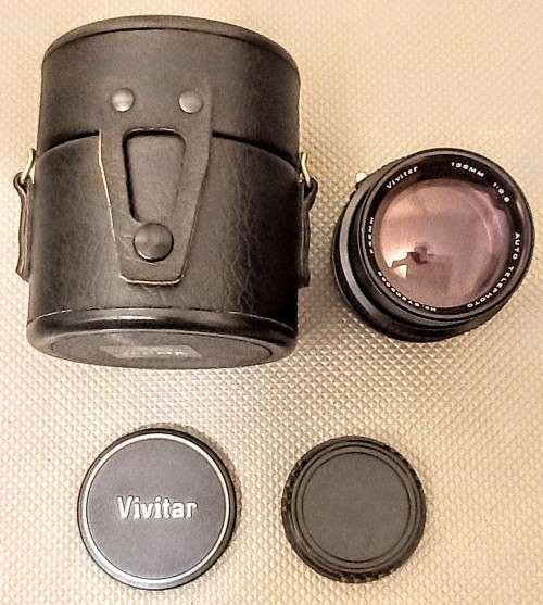 Vivitar Auto Telephoto Lens 135mm. 1:2.8 Front and Rear Caps and Leather Holder. Working condition