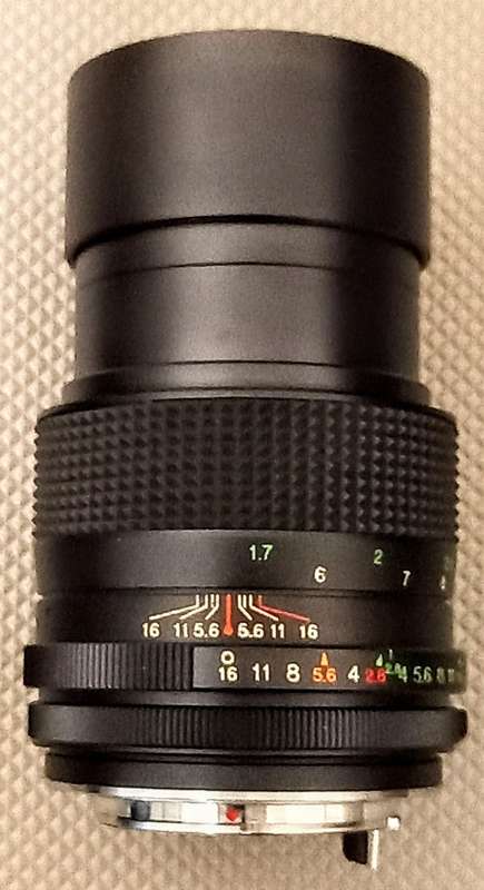 Vivitar Auto Telephoto Lens 135mm. 1:2.8 Front and Rear Caps and Leather Holder. Working condition