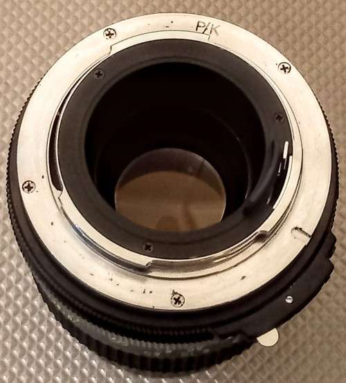 Vivitar Auto Telephoto Lens 135mm. 1:2.8 Front and Rear Caps and Leather Holder. Working condition