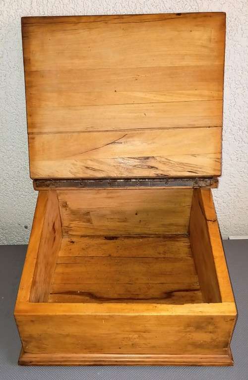 Simply Beautiful Rustic Farmhouse Solid Yellow Wood Breadbin. 39cm x 39cm x 21.5cm