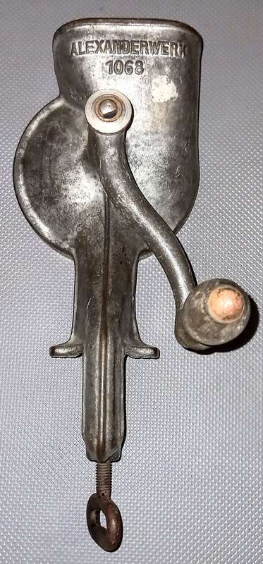Vintage Cast Iron Alexanderwerk 1068-2 Grater in Good Working Condition