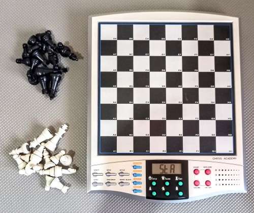 Vintage Ryo Games Electronic Chess Academy 2004. In working condition with Instructions