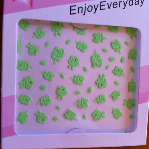 NAIL ART - GLOW IN THE DARK