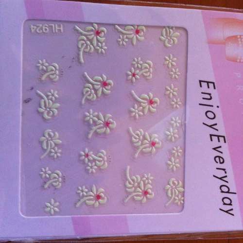 NAIL ART - GLOW IN THE DARK