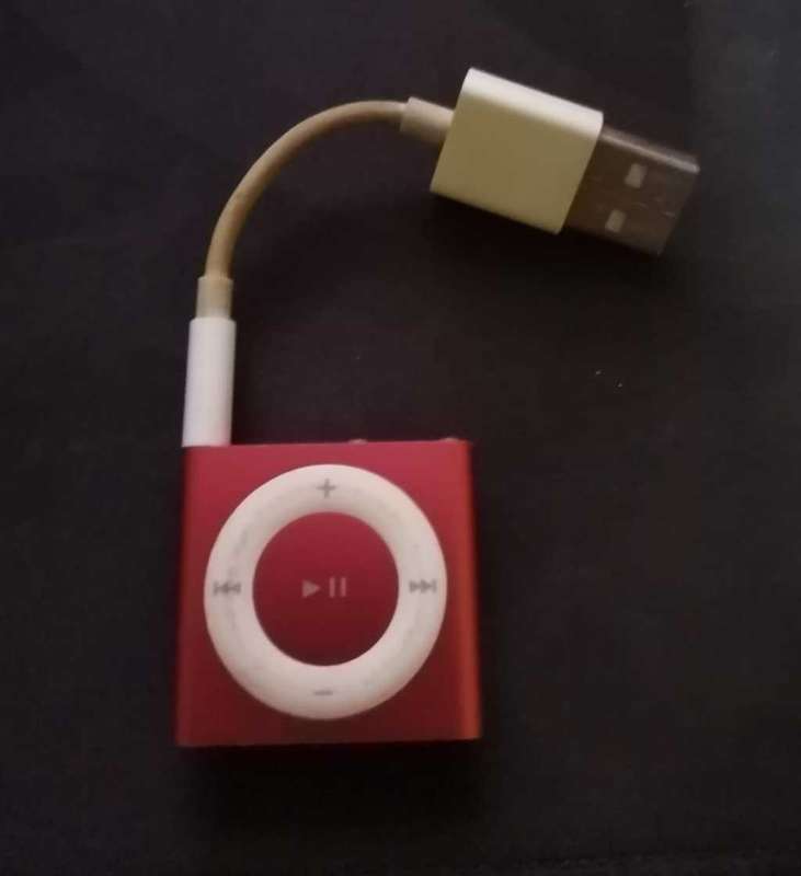 iPod Shuffle 2GB with charging/transfer cable
